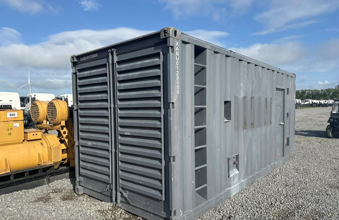 دیزل ژنراتور کانتینری Cummins KTA38-G8 — نمای بیرونی کانتینر خاکستری با درهای کرکره‌ای ورود هوا، دریچه‌های جانبی و درِ سرویس
