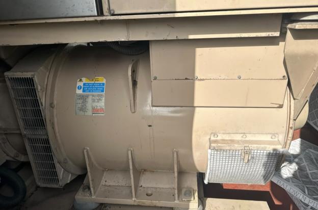 آلترناتور Stamford دیزل ژنراتور Cummins KTA38-G8 داخل کانتینر به‌همراه توری ورود هوا و برچسب‌های هشدار