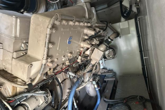 موتور دیزل ژنراتور Cummins KTA38-G8 داخل کانتینر با نشان کامینز روی بدنه و مسیر شیلنگ‌ها و لوله‌های سوخت