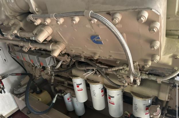 موتور دیزل ژنراتور Cummins KTA38-G8 با ردیف فیلترهای Fleetguard و مسیر سوخت و روغن