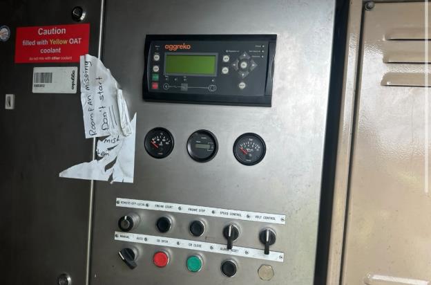 تابلو کنترل دیزل ژنراتور Cummins KTA38-G8 با کنترلر Aggreko، سه گیج نشانگر و کلیدهای استارت، توقف، تنظیم دور و ولتاژ