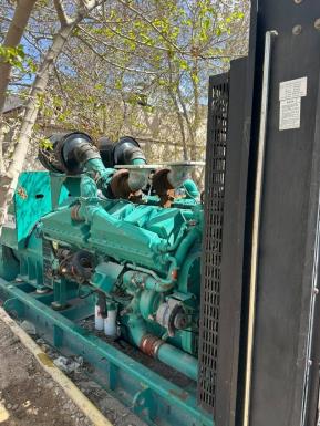 موتور دیزل ژنراتور Cummins KTA38-G9 با آرایش سیلندر V و توربوشارژرها در کنار رادیاتور